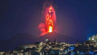 El volcán Etna se intensifica con más lava y una gran columna de cenizas - Diario Hoy En la noticia