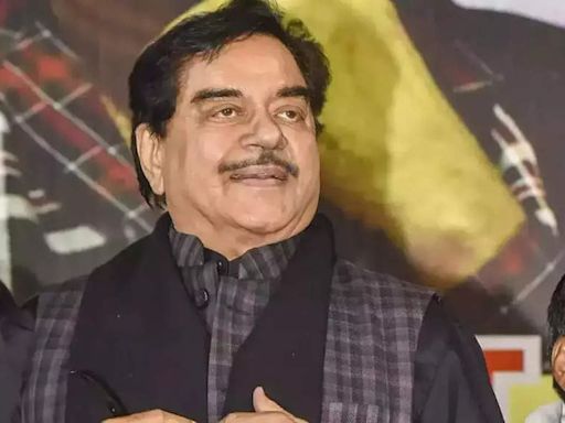 Did you know Shatrughan Sinha missed starring in Amitabh Bachchan's 'Deewaar' and 'Sholay' due to THIS reason? | Hindi Movie News - Times of India