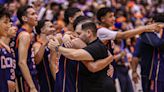 “Fue algo especial”: Leo Arill se estremeció con el gesto de los jugadores de Caguas Private School de honrar a su fenecido padre en el Buzzer Beater