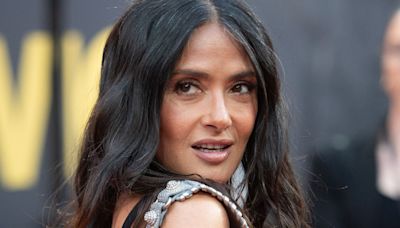 Salma Hayek, 58 ans, prend la pose en maillot de bain très échancré : elle dévoile son corps de sirène