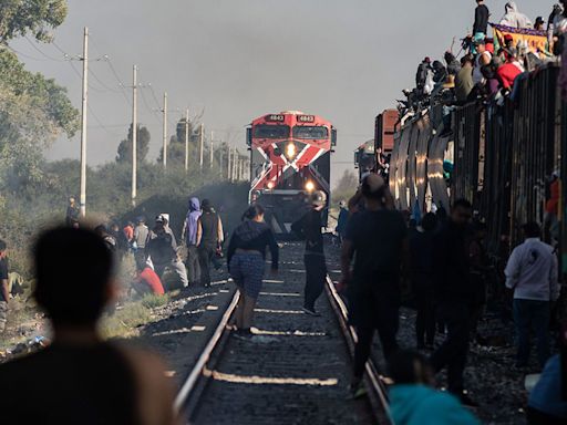 Mujer migrante intenta subir al tren, cae y La Bestia la parte en dos