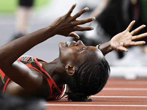 Faith Kipyegon avisa antes de los Juegos con un nuevo récord del mundo de los 1.500