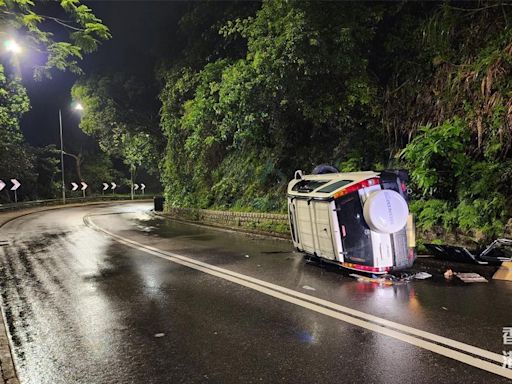 清水灣私家車疑天雨路滑 跣胎撞山坡翻側 3人受傷