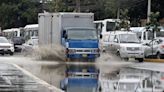 Lima soportó llovizna por más de 12 horas que generó inundaciones en varios zonas de la capital