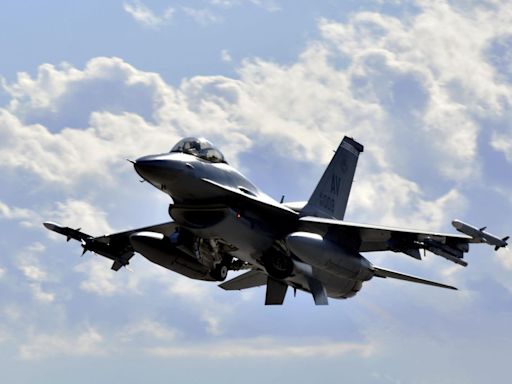 F-16 fighter jet crashes near Holloman Air Force Base in New Mexico