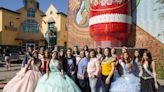 Quinceañeras en Texas llevan a las urnas a votantes como regalo de su fiesta