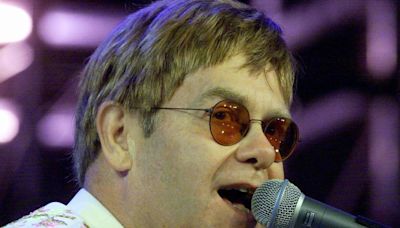 Elton John se recupera de infecção que limitou a visão de um dos olhos