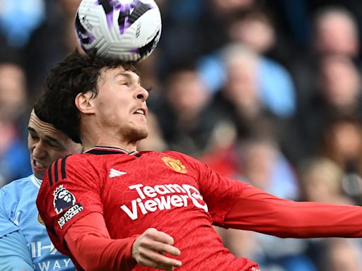 Manchester United trying very hard to sell Victor Lindelof this summer