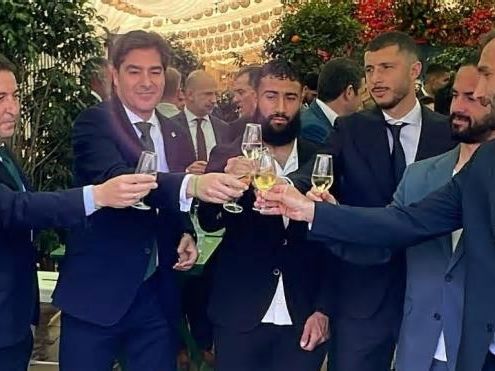 El detalle del catavinos con Fekir en el brindis del Betis en la Feria: agua para no tener que beber alcohol