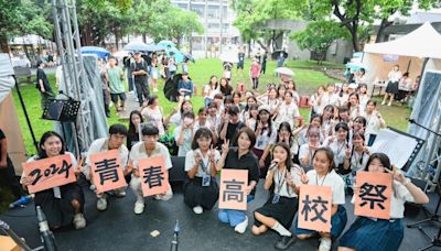 四大舞台百組表演!萬人齊聚屏東公園 縣長周春米化身周學姊體驗高校生活 | 蕃新聞