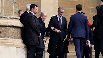 Cómo fue el 'encuentro casual' de Felipe VI y el rey emérito en el aeropuerto de Vitoria