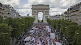 Nappe à carreaux taille XXL : pique-nique géant sur les Champs-Elysées
