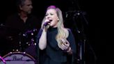 Kelly Clarkson Stuns and Keith Urban Surprises at Ronnie Milsap’s Final Concert