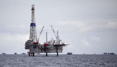 Petróleo fecha em alta, com ajuda do dólar e em ambiente de avaliações sobre o setor Por Estadão Conteúdo