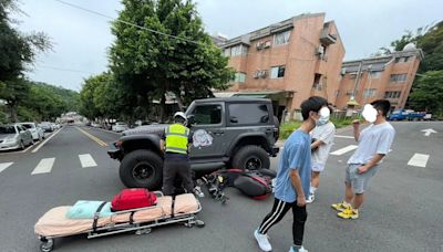 快訊/苗栗驚悚車禍！機車卡吉普車巨輪下 女騎士右膝、下嘴唇撕裂傷送醫