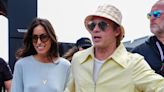 Brad Pitt llegó a Silverstone de la mano de su novia: primera salida oficial con looks pasteles a juego