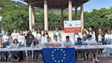 La UE, de "campaña" en Moreda: los alumnos del IES de Aller invitan a los vecinos a votar en las próximas elecciones europeas