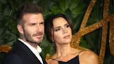 Victoria y David Beckham celebran 25 años de casados posando con sus atuendos de boda - El Diario NY