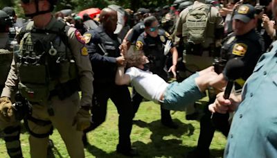 Watch moment police tear down protesters’ barrier at University of Texas at Austin | CNN