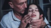 'El consentimiento', la película que muestra cómo el abuso sexual y de poder también lo puede ejercer un gran escritor