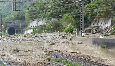 快訊／台鐵和仁路段電車線倒塌 土石流淹軌道