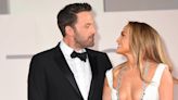 Ben Affleck, en crisis con Jennifer Lopez, pero adinerado: con zapatillas Nike de 17.000 euros