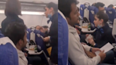 Azafata de aerolínea india estalla contra un pasajero y le canta las cuarenta