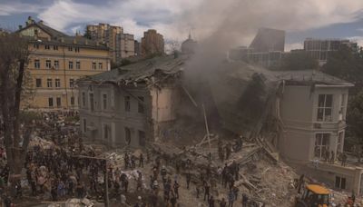 Luto en Kiev: ola de misiles rusos deja 38 muertos, incluidos cuatro niños