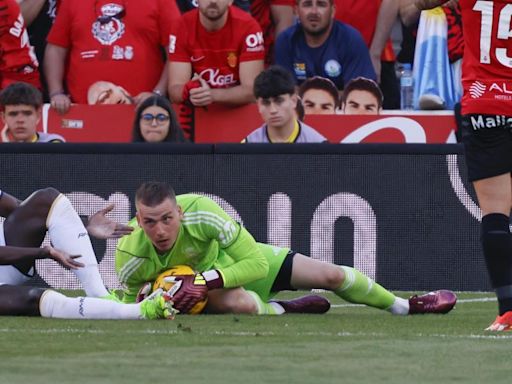 Lunin y Mendy, rumbos opuestos