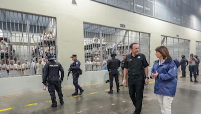 La ministra argentina Bullrich visita la megacárcel para pandilleros en El Salvador