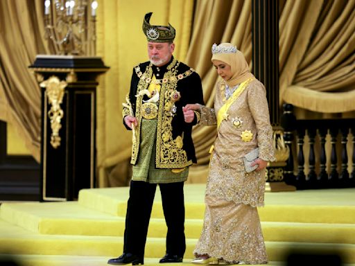 Malasia corona a su nuevo rey en una ceremonia marcada por la pompa y el boato
