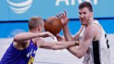 Jakob Poeltl dice que los Spurs tienen un "problema de confianza"