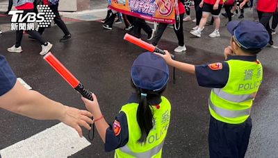 萌翻！台中「小小警」扛媽祖遶境交通重任 民眾秒融化搶拍│TVBS新聞網