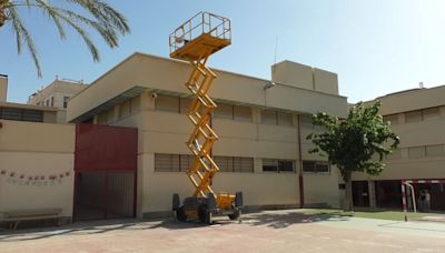 La retirada definitiva del fibrocemento de los colegios de Elche finalizará en agosto