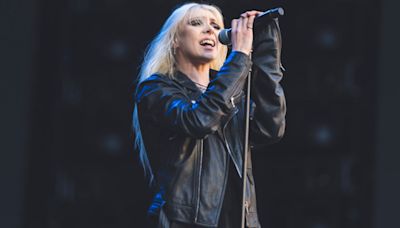 Watch Taylor Momsen React After a Bat Clings to Her Leg and Bites Her While Performing Onstage