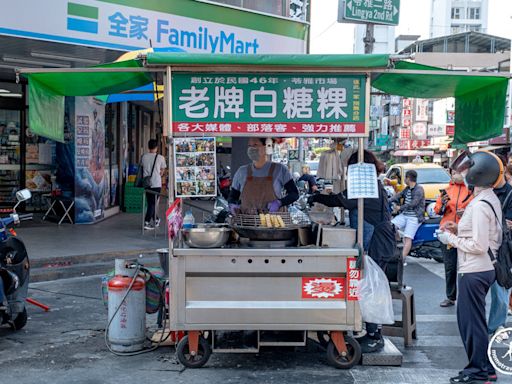 高雄苓雅區美食！超過60年的白糖粿老攤車 15元外酥內軟Q太涮嘴