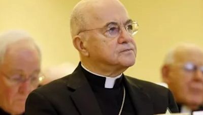 El Vaticano excomulgó al polémico arzobispo Viganò, quien desconocía la autoridad del Papa