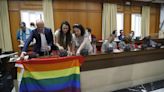 Un informe de Secretaría avala la retirada de la bandera LGTBI+ del pleno de Córdoba