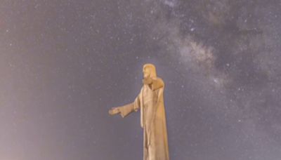 El Cristo de Artenara bendice la Vía Láctea