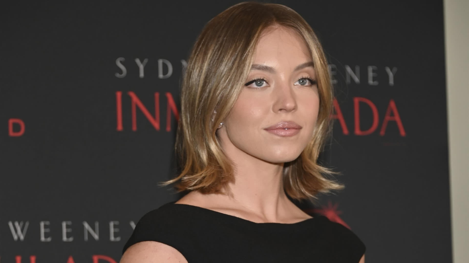 Sydney Sweeney takes wardrobe risk while posing in skintight dress with cut-outs