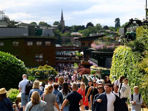 Miles de aficionados llegan a Wimbledon en el inicio del Grand Slam