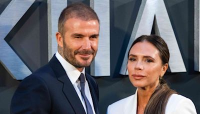 Los Beckham se enfundan en sus trajes de boda morados ¡25 años después!