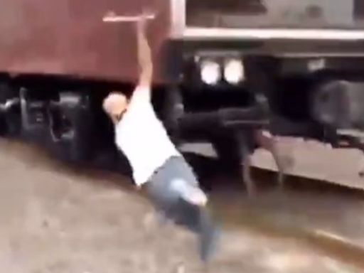 VIDEO: Hombre intenta subirse a locomotora 'La Emperatriz' y se cae