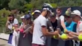 Djokovic aparece de capacete para treino em Roma - TenisBrasil