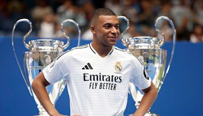 Imitando a Cristian Ronaldo: la arenga de Mbappé durante su presentación en el Real Madrid que sorprendió a los hinchas merengues - La Tercera