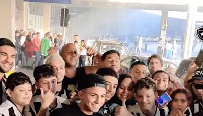 Reforço do Botafogo, Thiago Almada desembarca no Rio de Janeiro: 'Feliz por chegar'