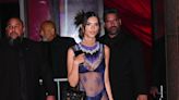 Emily Ratajkowski rouba a cena com look transparente em after party do Met Gala