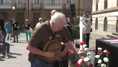 Vitoria rinde homenaje a Manuel Azcona en la entrega de sus restos a la familia