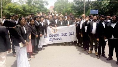 Advocates stage protest - Star of Mysore
