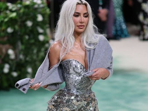 Critican vestido de Kim Kardashian en la Met Gala "¿cuántas costillas se quitó para caber ahí?"